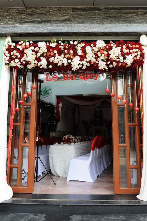 trang trí tiệc cưới đỏ tím