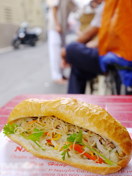 6 địa chỉ bánh mì Sài Gòn "biến tấu" ngon nổi tiếng 2 bánh mì Sài Gòn - hình minh họa 2