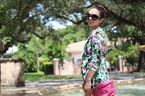 Blazer hoa rực rỡ từ đường phố tới công sở blazer in hoa - hình minh họa 4