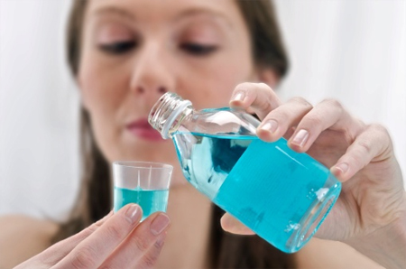 sử dụng nước súc miệng - hình minh họa 2