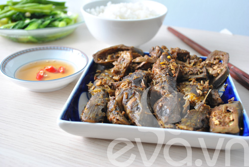 Giản dị cá lăng kho chuối hột - 7