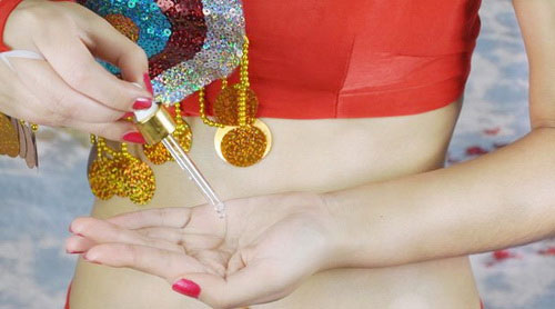 Sau khi tắm bằng nước ấm, thoa tinh dầu massage lên vùng da bụng