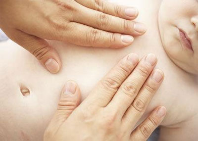 Massage ngực và lưng cho bé mỹ phẩm cho trẻ sơ sinh - hình minh họa 3