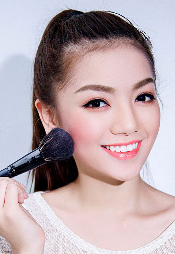 Trang điểm cho gương mặt tròn trở nên thon gọn