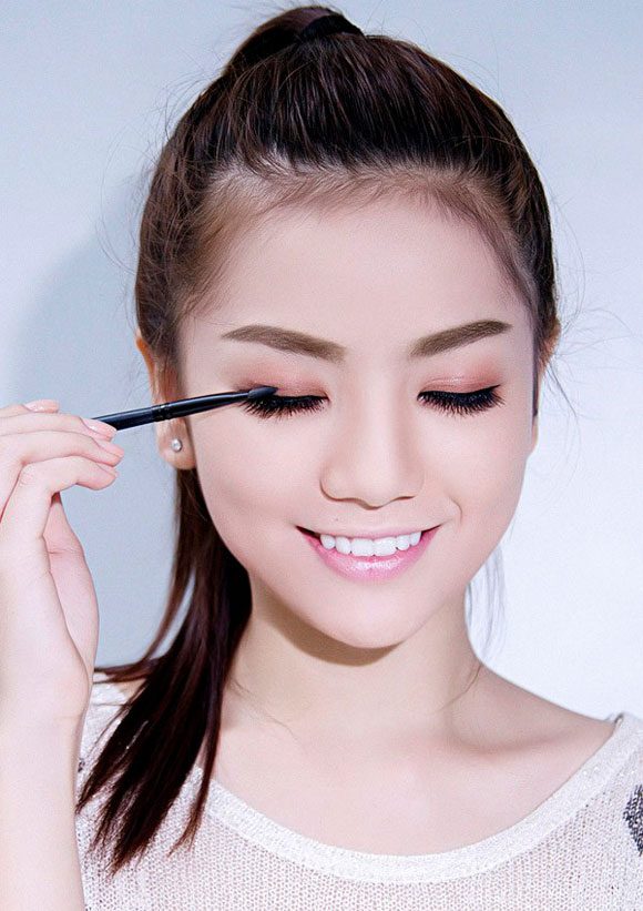 Trang điểm cho gương mặt tròn trở nên thon gọn